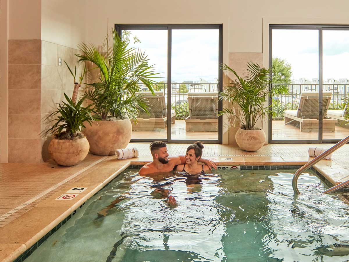 Saltwater pool & jacuzzi